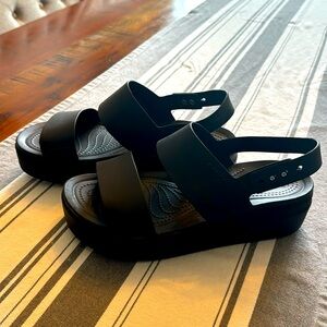 Brooklyn Low Wedge CROCS